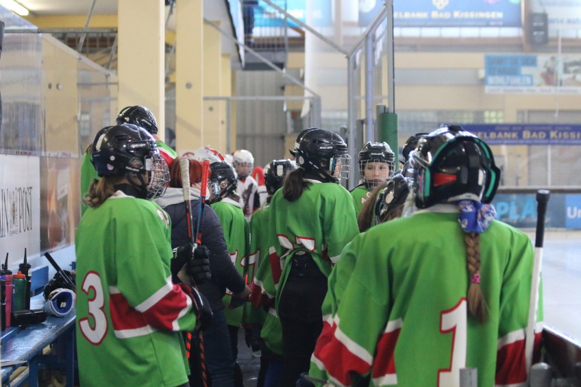 Die U13 von GirlsEishockey.de beim Turnier in Schweinfurt am 12. März 2022. Foto: Reiner Bölz