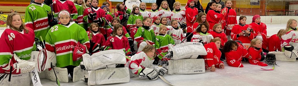 4. Andreas Gruchot Girls Turnier: Die U10-Mannschaften bei der Siegerehrung mit Uwe Krupp am 12. Juni 2022.
