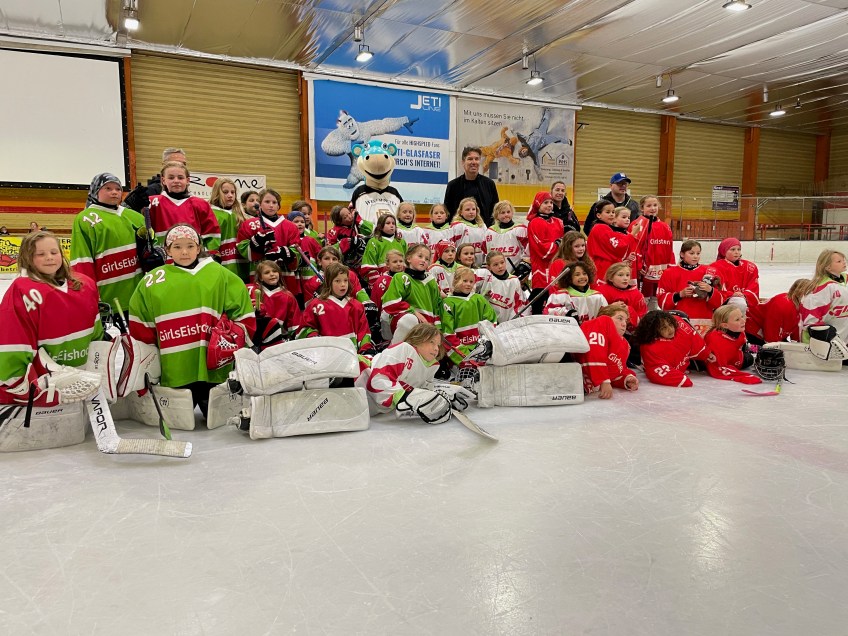 4. Andreas Gruchot Girls Turnier: Die U10-Mannschaften bei der Siegerehrung mit Uwe Krupp am 12. Juni 2022.