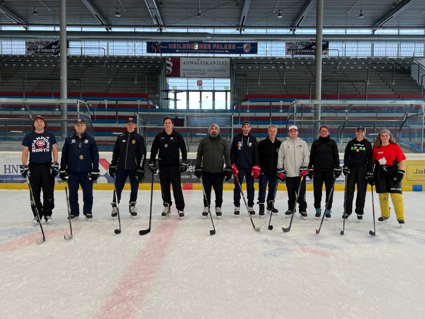 Die Trainer und Trainerinnen beim Camp von GirlsEishockey.de in Heilbronn