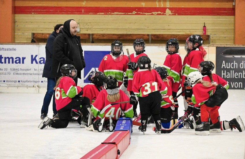 Taktische Anweisungen für die U10 von Girls Eishockey Rot.