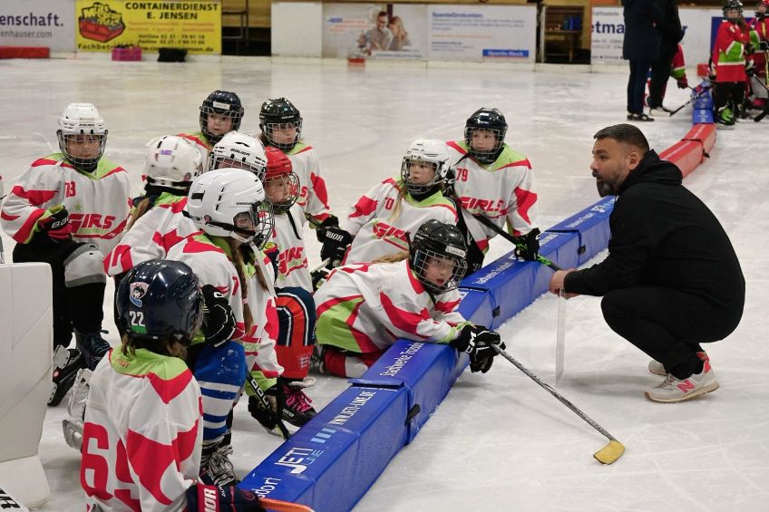 Murat Pak, Trainer der U10 von Girls Eishockey, stimmt seine Mannschaft ein.