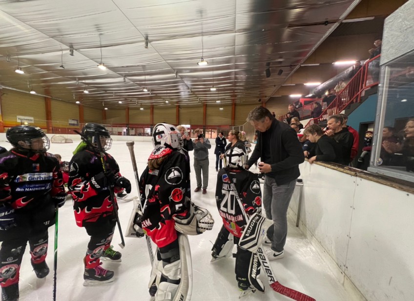 Trophäen für die Spielerinnen aus Bad Nauheim aus den Händen von Uwe Krupp.