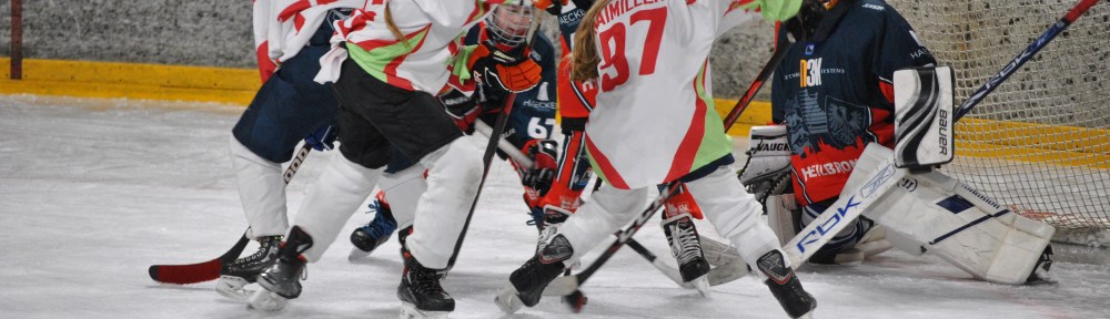 Voller Einsatz im Kampf um den Puck: Eishockey-Mädchen im Einsatz.