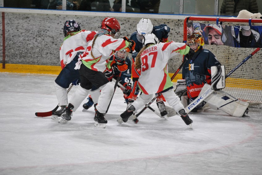 Voller Einsatz im Kampf um den Puck: Eishockey-Mädchen im Einsatz.