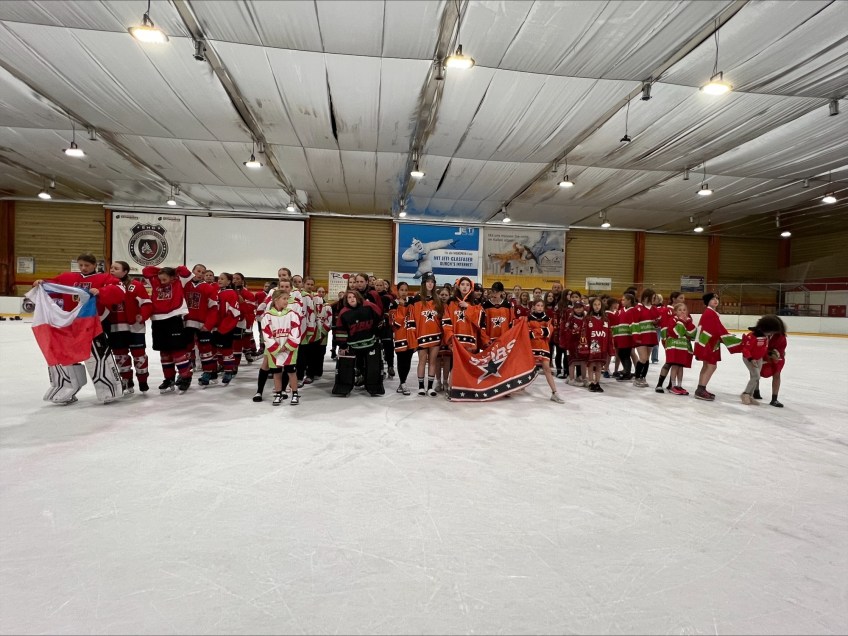 Erschöpft, aber glücklich: Die U14-Mädchen bei der Siegerehrung.