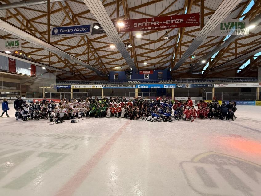Abschlussfoto: Die Mannschaften des 8. Junited Autoglas Cup der U11 in Schweinfurt.
